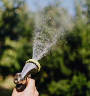 Un récupérateur d’eau et un autre de masques : on recycle aux JSA !